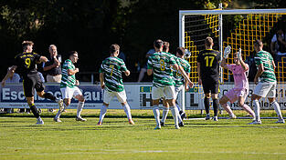 Tobias Lieb (l., in schwarz) sorgte mit seinem Treffer für die 2:0-Führung der Simbacher.