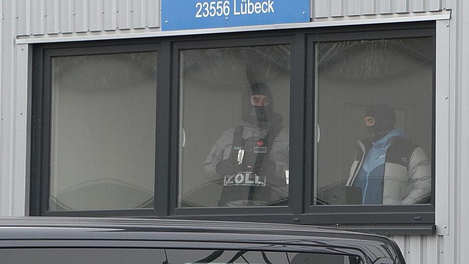 Beamte des Zollkriminalamts hatten am Morgen fünf Männer festgenommen. Beamte des Zollkriminalamts hatten am Morgen fünf Männer festgenommen.