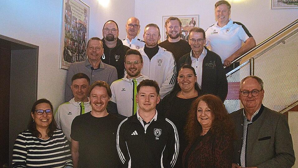 B&uuml;rgermeister Josef Klaus (vorne, r.) dankte dem neuen F&uuml;hrungsteam um Jutta Dannenb&ouml;ck (vorne, 2.v.r.) f&uuml;r die Bereitschaft zur Amts&uuml;bernahme.