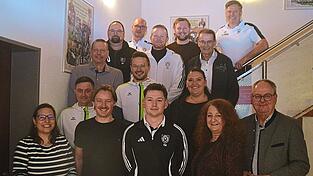 B&uuml;rgermeister Josef Klaus (vorne, r.) dankte dem neuen F&uuml;hrungsteam um Jutta Dannenb&ouml;ck (vorne, 2.v.r.) f&uuml;r die Bereitschaft zur Amts&uuml;bernahme.