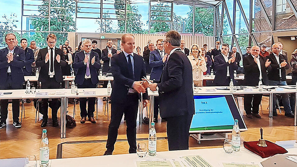 Die erste Sitzung des bis 2032 neu gewählten Stadtrats fand im Bürgersaal statt. Die erste Sitzung des bis 2032 neu gewählten Stadtrats fand im Bürgersaal statt.