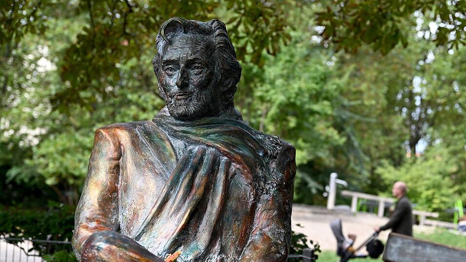 Seit einigen Jahren erinnert eine Bronzestatue an den berühmten Münchner Filmemacher Helmut Dietl. (Archivbild) Seit einigen Jahren erinnert eine Bronzestatue an den berühmten Münchner Filmemacher Helmut Dietl. (Archivbild)