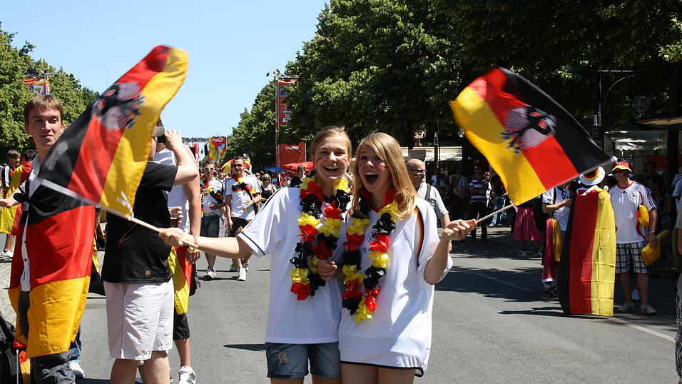 Christian Fertl war am Sonntag auf der Fanmeile in Berlin und erlebte dort das Achtelfinale gegen England auf Gro&szlig;leinwand.