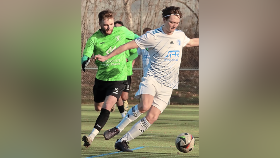 Der FC Dingolfing um Denis Heinz musste kurz vor Spielende den Gegentreffer hinnehmen.