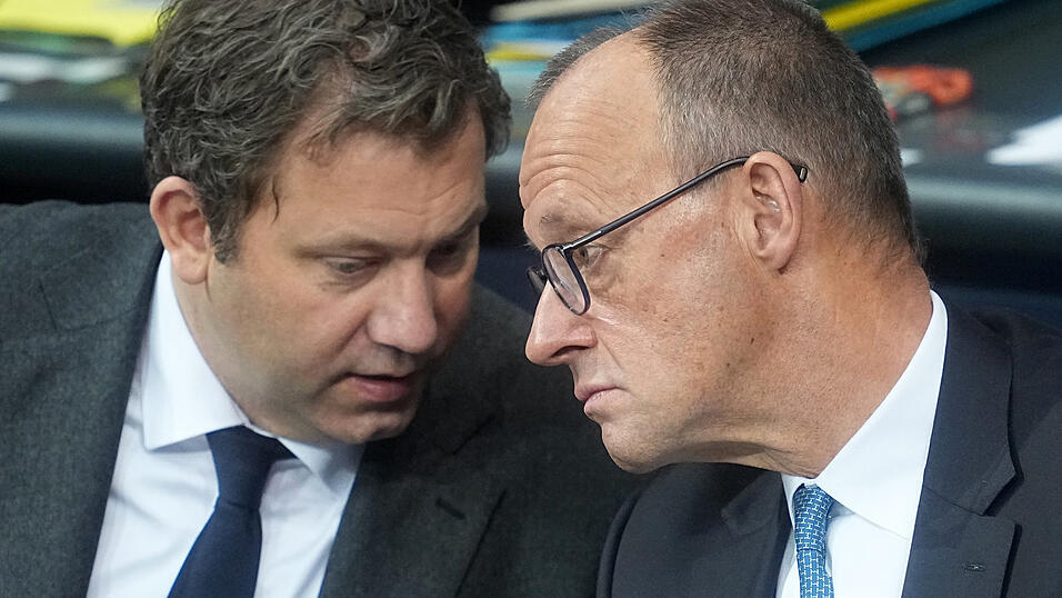 Bundesfinanzminister Lars Klingbeil und Bundeskanzler Friedrich Merz tun sich immer schwerer, dem W&auml;hler ihre Politik zu vermitteln.