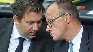Bundesfinanzminister Lars Klingbeil und Bundeskanzler Friedrich Merz tun sich immer schwerer, dem W&auml;hler ihre Politik zu vermitteln.