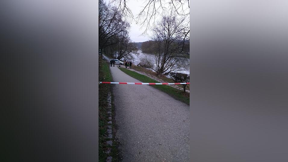 Polizeitaucher suchen am Freitagvormittag in der Donau nach der seit Sonntag vermissten Malina Klaar. An dieser Stelle hatten die Leichenspürhunde am Donnerstag angeschlagen. Polizeitaucher suchen am Freitagvormittag in der Donau nach der seit Sonntag vermissten Malina Klaar. An dieser Stelle hatten die Leichenspürhunde am Donnerstag angeschlagen.