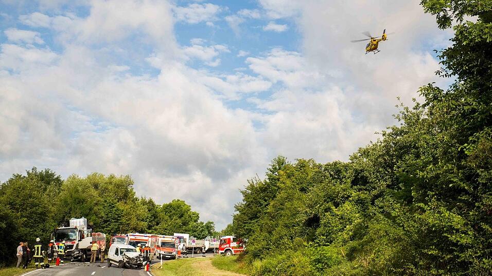 Schwerer Unfall am Freitagmorgen bei Postau (Kreis Landshut). Dort kollidierte ein Auto auf der Gegenfahrbahn frontal mit einem Lastwagen.