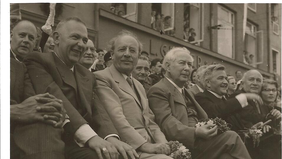 1953: Bundespräsident Theodor Heuss (3. v. re.). 1953: Bundespräsident Theodor Heuss (3. v. re.).