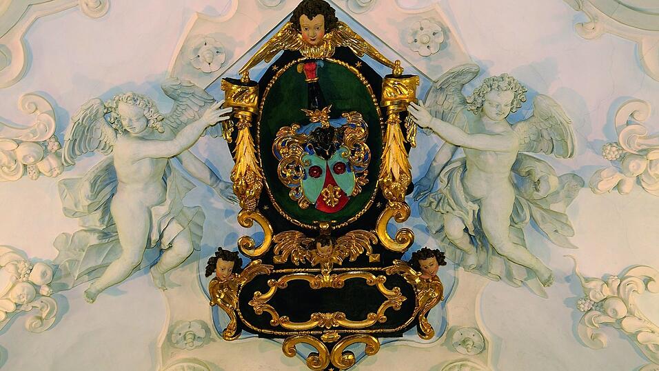 Das geschnitzte Wappen Höllers am Plafond der Kapelle. Das geschnitzte Wappen Höllers am Plafond der Kapelle.