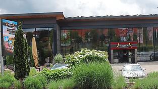 Trotz großflächiger Solarmodule auf dem Dach kann Metzgermeister Keller seinen Strom häufig nicht mal für den Eigenverbrauch nutzen. Trotz großflächiger Solarmodule auf dem Dach kann Metzgermeister Keller seinen Strom häufig nicht mal für den Eigenverbrauch nutzen.