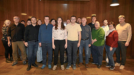 Die 20 Kandidaten auf der ÜWG-Stadtratsliste mit Kreisvorsitzendem Harald Stadler (rechts). Einen Bürgermeisterkandidaten gibt es nicht.