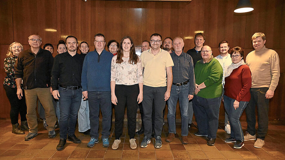 Die 20 Kandidaten auf der ÜWG-Stadtratsliste mit Kreisvorsitzendem Harald Stadler (rechts). Einen Bürgermeisterkandidaten gibt es nicht.