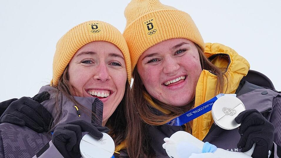 Kira Weidle-Winkelmann (links) jubelt zusammen mit Emma Aicher &uuml;ber Kombi-Silber.