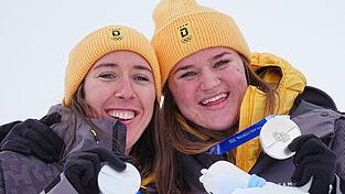 Kira Weidle-Winkelmann (links) jubelt zusammen mit Emma Aicher &uuml;ber Kombi-Silber.