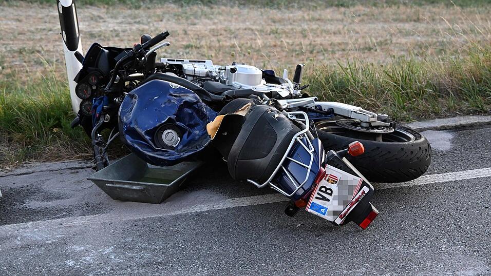 Bei dem Unfall auf der B 299 sind ein Motorradfahrer und eine Autofahrerin verletzt worden.