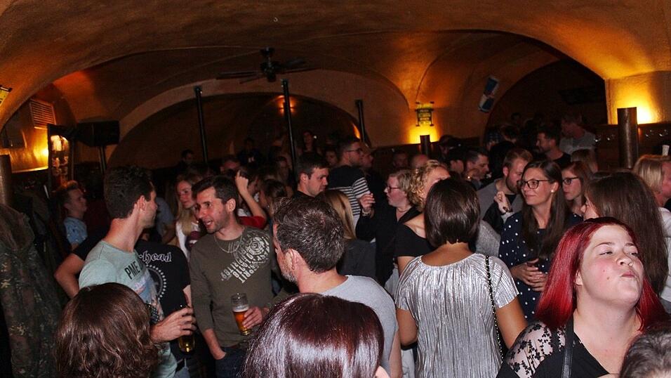 Von wegen Herbsttristesse! Im Beatschuppen in Landshut ging es am gestrigen Freitag wie gewohnt hoch her.