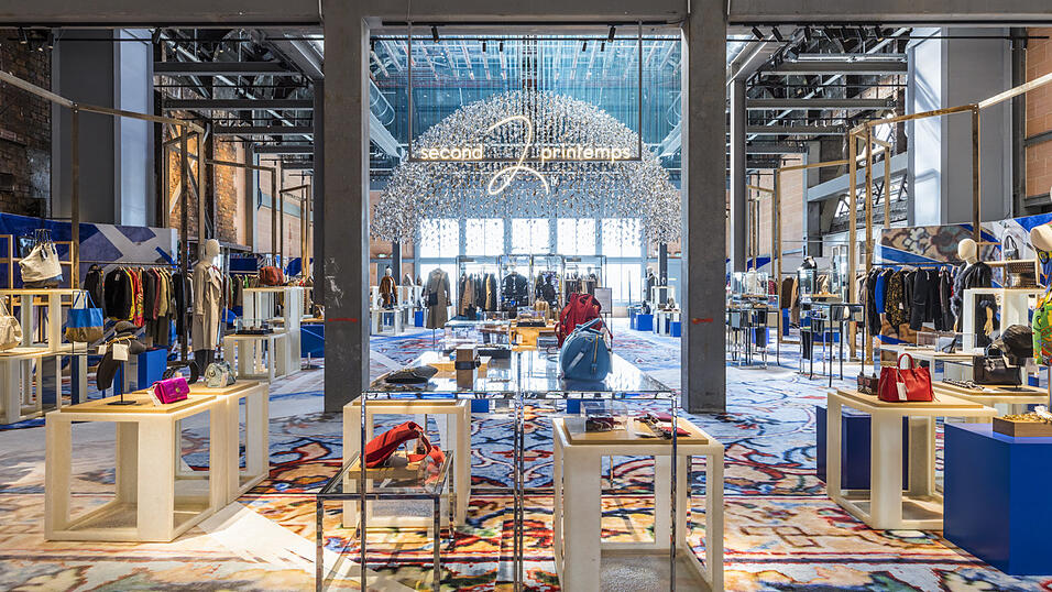 Ein ganzes Stockwerk des edlen Pariser Kaufhauses Printemps widmet sich nun der Second-Hand-Mode und dem Upcycling.