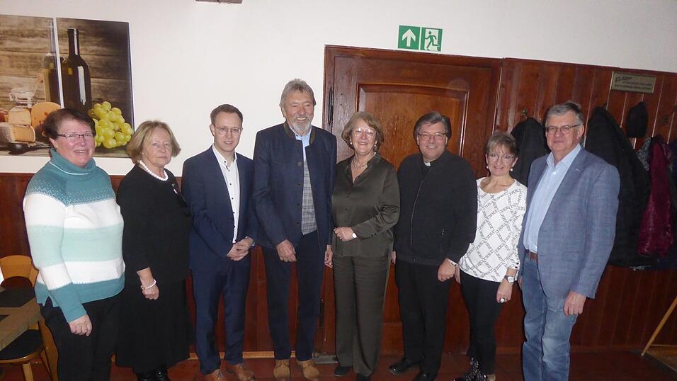 Die politischen und kirchlichen Vertreter (v.l.): Magdalena Hagelauer, Caroline Burger, Bürgermeister Florian Hölzl, der Jubilar mit Ehefrau Luise, Pfarrer Günter Müller, Pfarrsekretärin Rita Hyronimus und dritter Bürgermeister Josef Hyronimus. Die politischen und kirchlichen Vertreter (v.l.): Magdalena Hagelauer, Caroline Burger, Bürgermeister Florian Hölzl, der Jubilar mit Ehefrau Luise, Pfarrer Günter Müller, Pfarrsekretärin Rita Hyronimus und dritter Bürgermeister Josef Hyronimus.
