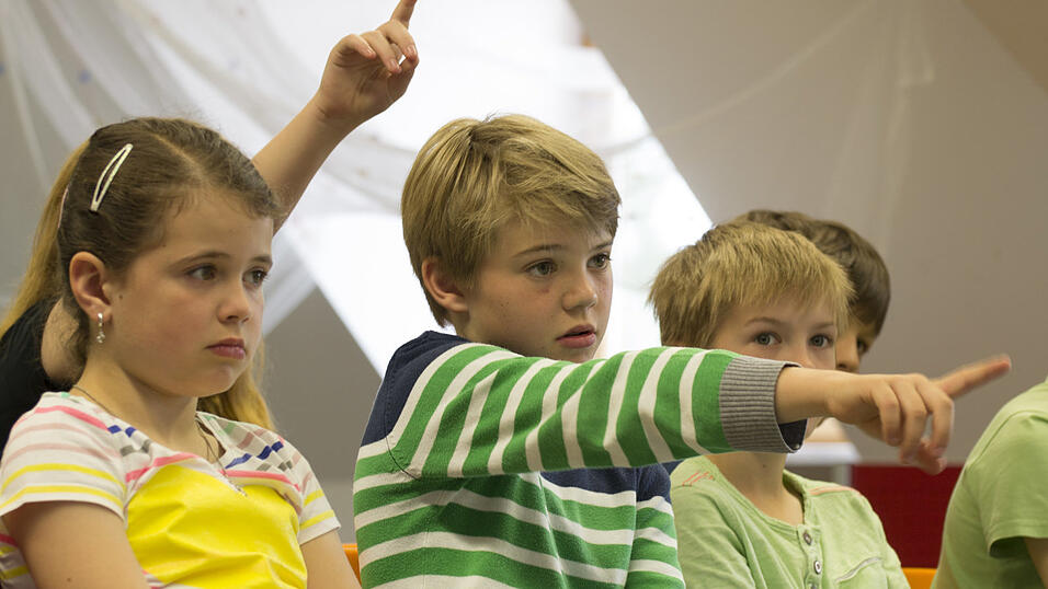 Sehr interessiert hörten die Viertklässler der Grundschule Neukirchen den Erzählungen der Straubinger Redakteurin Tanja Pfeffer zu. Lena Eibl, Praktikantin in der Jugendredaktion, hielt die Schulstunde in Bildern fest. Sehr interessiert hörten die Viertklässler der Grundschule Neukirchen den Erzählungen der Straubinger Redakteurin Tanja Pfeffer zu. Lena Eibl, Praktikantin in der Jugendredaktion, hielt die Schulstunde in Bildern fest.