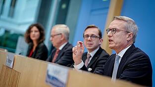 Der NKR stellt seinen Jahresbericht zusammen mit Digitalisierungsminister Karsten Wildberger (CDU) und dem Parlamentarischen Staatssekretär seines Ministeriums, Philipp Amthor (CDU), vor.