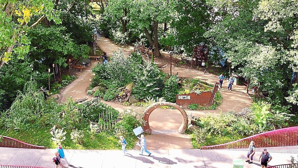 Die &uuml;ber 500 Pflanzen, die auf ihrem 600 Quadratmeter gro&szlig;en Schattengarten zwischen den Chambarmen neu gesetzt wurden, haben sich weiterentwickelt und werden heuer erst so richtig ihre Pracht entfalten. &bdquo;Es ist nach wie vor ein Hingucker, w&uuml;rde ich sagen&ldquo;, betont deshalb St&ouml;ckerl.