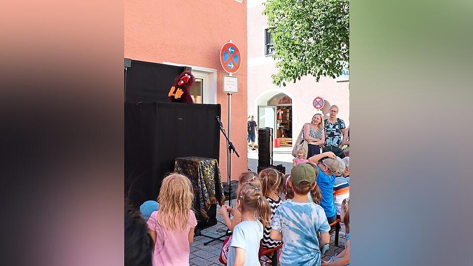 Ein Swinging Puppet tanzte zur Musik.
