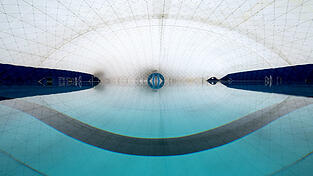 Blick in eine Traglufthalle, die in einem Berliner Freibad errichtet wurde. Blick in eine Traglufthalle, die in einem Berliner Freibad errichtet wurde.