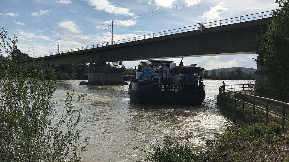 Bei Poikam im Landkreis Kelheim hat sich ein Schiff quergestellt. Bei Poikam im Landkreis Kelheim hat sich ein Schiff quergestellt.