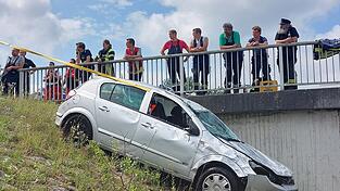 Die Einsatzkräfte mussten am Dienstagvormittag ein Auto aus der Isar ziehen. Die Einsatzkräfte mussten am Dienstagvormittag ein Auto aus der Isar ziehen.