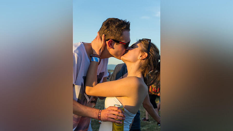 Ein Streifzug durch das Campinggelände: Trotz heißer Temperaturen sind die Festivalbesucher bestens gelaunt. (Foto: Susanne Raith) Ein Streifzug durch das Campinggelände: Trotz heißer Temperaturen sind die Festivalbesucher bestens gelaunt. (Foto: Susanne Raith)