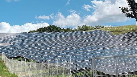 Der Gemeinderat in Hohenthann hat beschlossen, bis auf Weiteres keine Anträge mehr auf die Errichtung von PV-Freiflächenanlagen zu bewilligen.