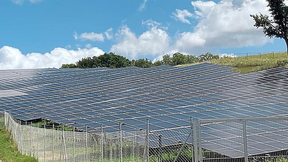 Der Gemeinderat in Hohenthann hat beschlossen, bis auf Weiteres keine Anträge mehr auf die Errichtung von PV-Freiflächenanlagen zu bewilligen. Der Gemeinderat in Hohenthann hat beschlossen, bis auf Weiteres keine Anträge mehr auf die Errichtung von PV-Freiflächenanlagen zu bewilligen.