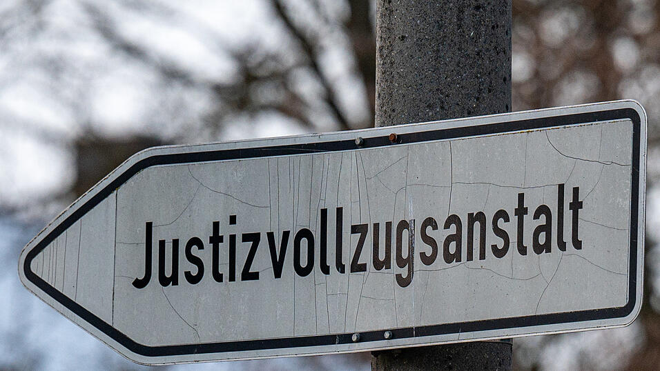 Vier Tatverdächtige sind nach einer Durchsuchung in Ergolding (Kreis Landshut) in verschiedene Gefängnisse gebracht worden. (Symbolbild) Vier Tatverdächtige sind nach einer Durchsuchung in Ergolding (Kreis Landshut) in verschiedene Gefängnisse gebracht worden. (Symbolbild)