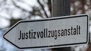 Vier Tatverdächtige sind nach einer Durchsuchung in Ergolding (Kreis Landshut) in verschiedene Gefängnisse gebracht worden. (Symbolbild) Vier Tatverdächtige sind nach einer Durchsuchung in Ergolding (Kreis Landshut) in verschiedene Gefängnisse gebracht worden. (Symbolbild)