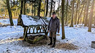 J&auml;ger Michael Kauschinger beim Auff&uuml;llen der Futterst&auml;nde.