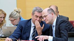 CSU-Chef Söder (links) und Finanzminister Füracker wollen über den Bundesrat die Vereine in Deutschland steuerlich entlasten. (Archivbild) CSU-Chef Söder (links) und Finanzminister Füracker wollen über den Bundesrat die Vereine in Deutschland steuerlich entlasten. (Archivbild)