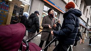 Wenn Hakan Demir, Bundestagsabgeordneter der SPD, in seinem Wahlkreis Berlin-Neukölln unterwegs ist, wird er häufig auf der Straße angesprochen. Manchmal geht es in den Gesprächen um Fragen des Asylrechts oder um faire Löhne.