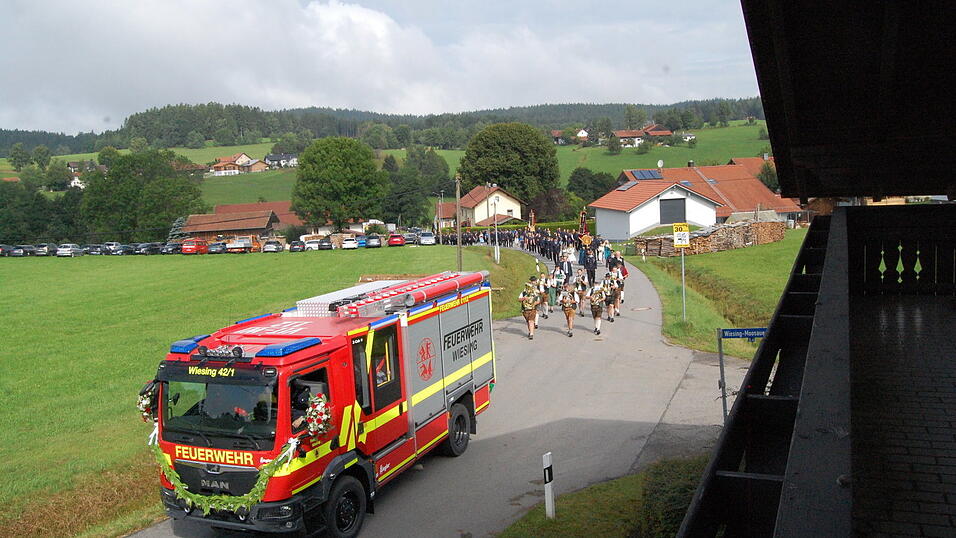 Der Festzug f&uuml;hrte &uuml;ber Pfaffenzell in Richtung Friedhof zur Wiesinger Dorfkirche.