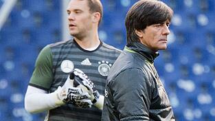 Joachim Löw (r) setzte jahrelang auf Manuel Neuer als Nummer eins. Gemeinsam wurden sie 2014 in Brasilien Weltmeister.