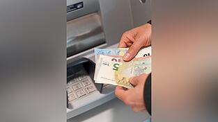 Geldabheben an einem Automaten: Die Maschinen enthalten Bargeld, das Begehrlichkeiten von kriminellen Banden weckt. Diese gehen mitunter brachial mit Sprengstoff oder explosiven Gasen vor, um die Geräte aufzubrechen - oft ohne Rücksicht auf die Gefährdung von Menschen.