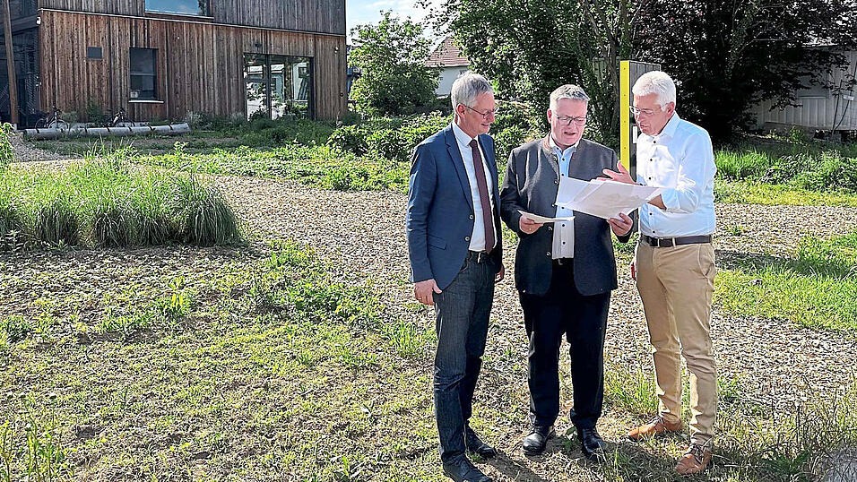 MdL Josef Zellmeier (Mitte) bespricht mit OB Markus Pannermayr (l.) und TFZ-Leiter Dr. Widmann vor Ort die Planunterlagen.