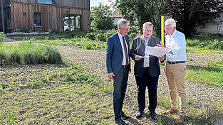 MdL Josef Zellmeier (Mitte) bespricht mit OB Markus Pannermayr (l.) und TFZ-Leiter Dr. Widmann vor Ort die Planunterlagen.