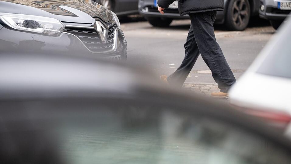 Fachleute warnen, dass Fußgänger wegen falsch geparkter Autos oft erst spät gesehen werden. (Archivbild)
