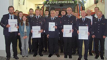 Die langj&auml;hrig Geehrten mit Vorsitzenden Andreas Kopp (v. r.) B&uuml;rgermeister Johannes Vogl, Zweiten Vorsitzenden Alois Schauer (4. v. r.), und Kommandant Markus Silberbauer (5. v. l.).