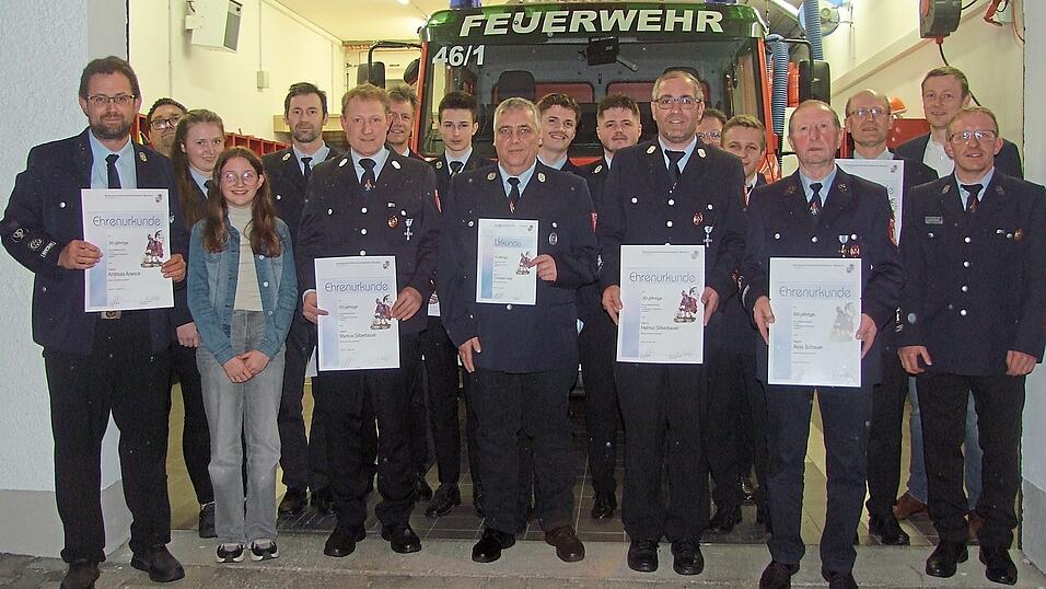 Die langj&auml;hrig Geehrten mit Vorsitzenden Andreas Kopp (v. r.) B&uuml;rgermeister Johannes Vogl, Zweiten Vorsitzenden Alois Schauer (4. v. r.), und Kommandant Markus Silberbauer (5. v. l.).