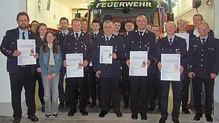 Die langj&auml;hrig Geehrten mit Vorsitzenden Andreas Kopp (v. r.) B&uuml;rgermeister Johannes Vogl, Zweiten Vorsitzenden Alois Schauer (4. v. r.), und Kommandant Markus Silberbauer (5. v. l.).