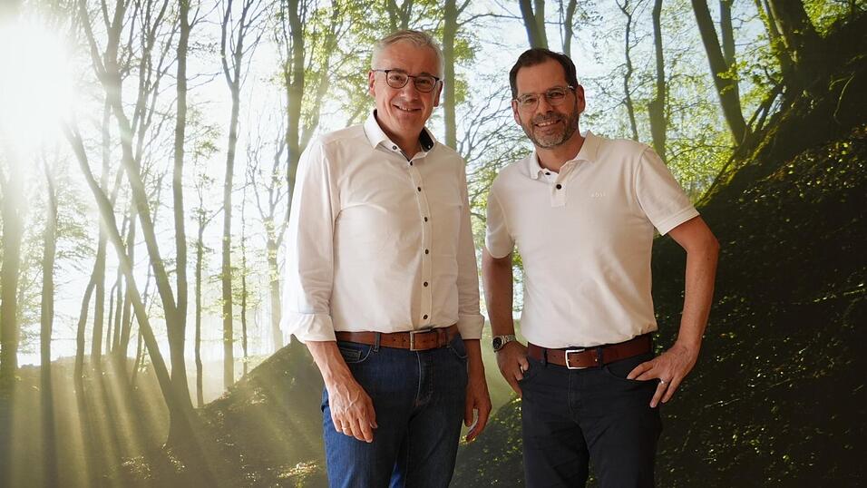 Landrat Werner Bumeder (l.) hat den neuen Leiter des Amtes für Digitalisierung, Breitband und Vermessung, Klaus Eisgruber, zum Antrittsbesuch im Landratsamt empfangen. Landrat Werner Bumeder (l.) hat den neuen Leiter des Amtes für Digitalisierung, Breitband und Vermessung, Klaus Eisgruber, zum Antrittsbesuch im Landratsamt empfangen.