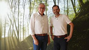 Landrat Werner Bumeder (l.) hat den neuen Leiter des Amtes für Digitalisierung, Breitband und Vermessung, Klaus Eisgruber, zum Antrittsbesuch im Landratsamt empfangen. Landrat Werner Bumeder (l.) hat den neuen Leiter des Amtes für Digitalisierung, Breitband und Vermessung, Klaus Eisgruber, zum Antrittsbesuch im Landratsamt empfangen.