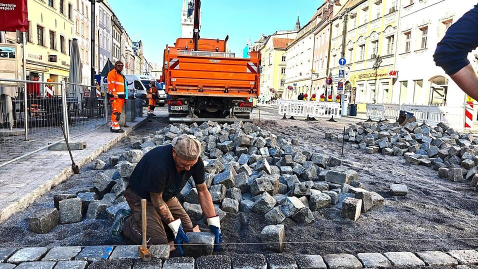 Stein f&uuml;r Stein verlegen die Arbeiter derzeit am Ludwigsplatz. Es handelt sich dabei um keine neuen, sondern um alte und gereinigte.